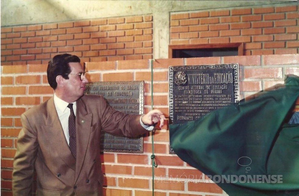 || Descerramento da placa de inauguração do UFTPR - campus de Medianeira pelo minstro da Educação, Carlos Chiarelli, em final de maio de 1991.
Imagem: Acervo Revista Mosaicos/Nelson Toigo no Facebook - FOTO 9 -

