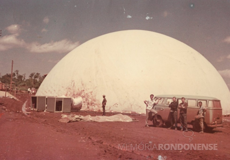 ||Armazém inflável  instalado, em agosto de 1970, no pátio da Copagril, em Marechal Cândido Rondon (PR).
Imagem: Acervo Projeto Memória Rondonense - FOTO  6 - 