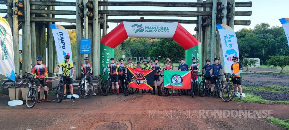 || Participantes do 1º Desafio Marechal Rondo 150 K junto ao portal do Parque de Lazer Rodolfo Rieger, em outubro de 2022.
Imagem: Acervo Associação Rondonense de Ciclismo (ARC) - FOTO 29 - 