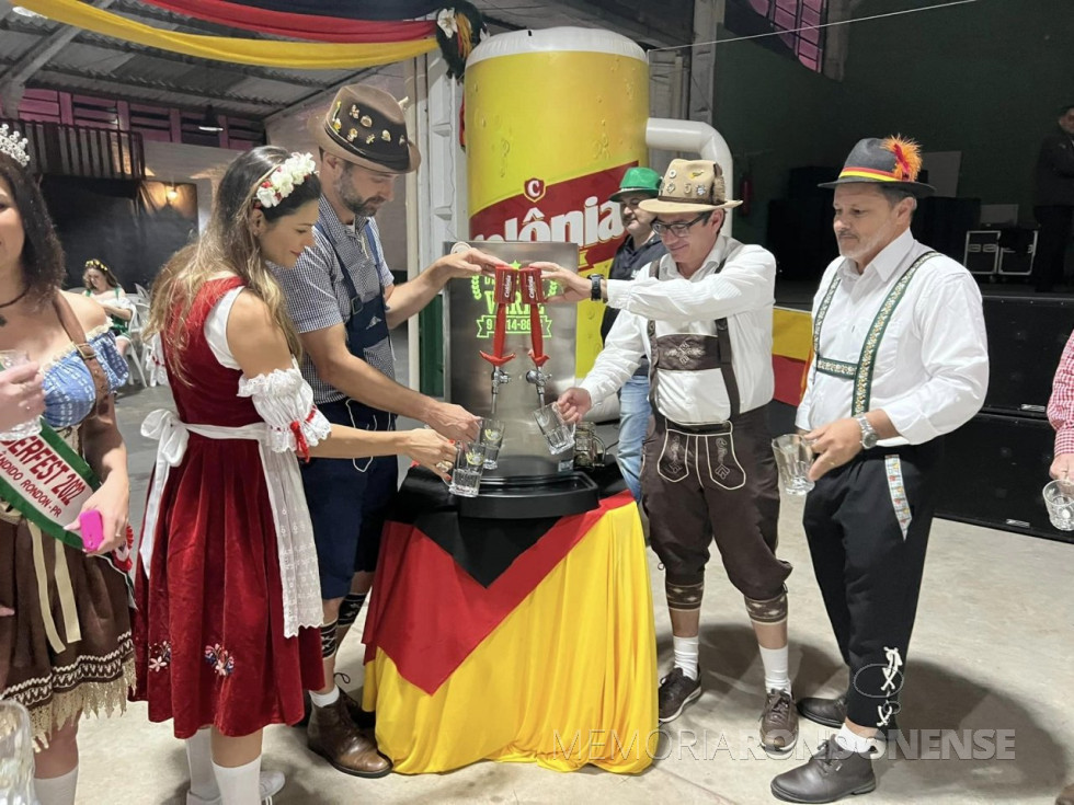 || Sangria do 1º barril de chopp da Oktoberfest 2022 de Marechal Cândido Rondon pelo prefeito municipal Marcio Andrei Rauber (e) e 1ª dama, Josiane Laborde Rauber, ladeado pelo vereador licenciado Cláudio Koehler, presidente da PROEM, e pelo secretário municipal de Cultura, Junior Nicszak.
Imagem: Acervo Imprensa PM-MCR - FOTO 35 - 