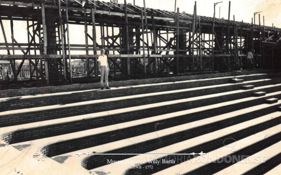|| Construção do Ginásio de Esportes Alcides Pan, em 1978, na Vila Industrial, na cidade de Toledo (PR).
 Vê-se na foto, Décio Holzbach.
Imagem: Acervo Histórico Willy Barth . Doador: Dé
cio Holzbach - FOTO 19 -