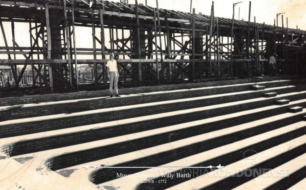 || Construção do Ginásio de Esportes Alcides Pan, em 1978, na Vila Industrial, na cidade de Toledo (PR), inaugurado em outubro de
Vê-se na foto, Décio Holzbach.
Imagem: Acervo Histórico Willy Barth. Doador: Décio Holzbach - FOTO 21 -