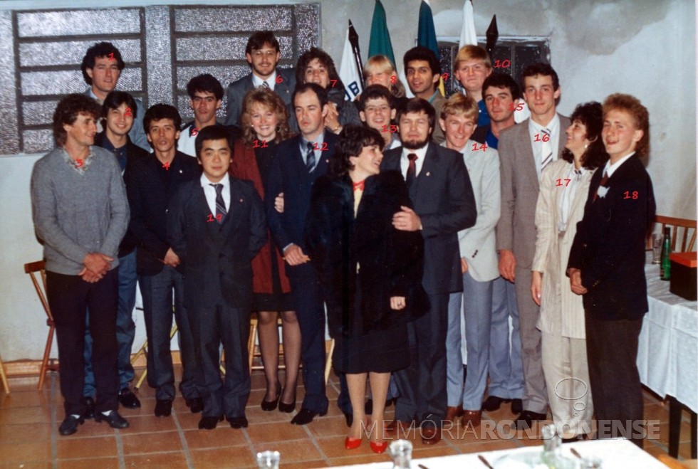 || Jovens rondonenses fundadores do Rotaract Club de Marechal Cândido Rondon, em outubro de 1987 na companhia do casal padrinho Romeu e Cleri Gebauer e visitantes;
1, 2,3 e 4 - visitantes de Assis Chaureaubriuand (?), 5 - não identificado, 6 - Valdir Port (Portinho), 7 - Elke Salamon, 8 - Jane Hubler , 9 - Olavo dos Santos, 10 - Rafael Miguel Sturm, 11 - Iva Pöttker, 12 - Izaldir Wermuh (Tille), 13 - João Livi, 14 - Sidney Paulo Steinbach, 15 - Amelio Scaravonati, 16 - Edson Wasem, 17 - Maria Engels, 18 - Christian McNight, intercambiário do Rotary Club dos Estados Unidos; 19 - Ricardo Fujomoto, e mais o casal-padrinho Romeu e Cleri Gebauer.
Imagem: Acervo Edson Wasem - FOTO 15 - 