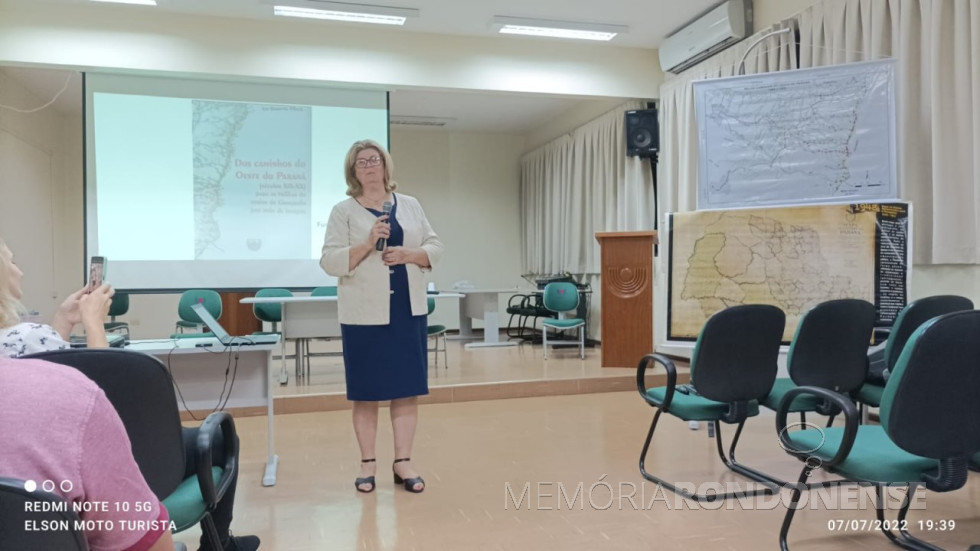 || Professora doutora Lia Dorotéa Pfluck palestrando na solenidade de lançamento de seu livro, em julho de 2022.
Imagem: Acervo da autora - FOTO 21 -