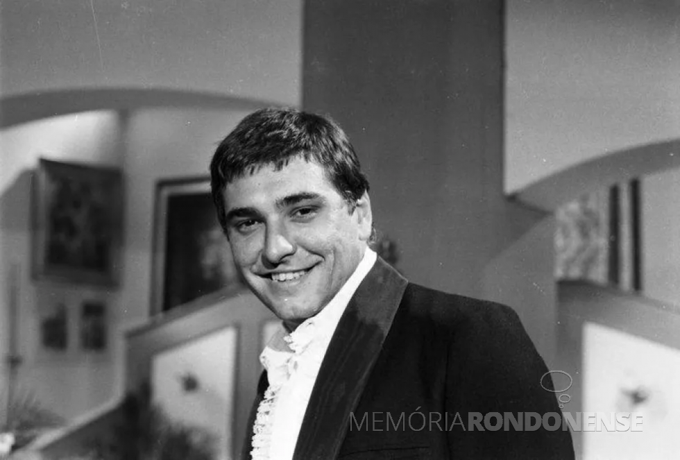 || Ator Carlos Eduardo Dollabela que esteve em Marechal Cândido Rondon para apresentação das debutantes do Clube Concórdia, em outubro de 1977.
Imagem; Acervo TV Globo - FOTO 2 - 