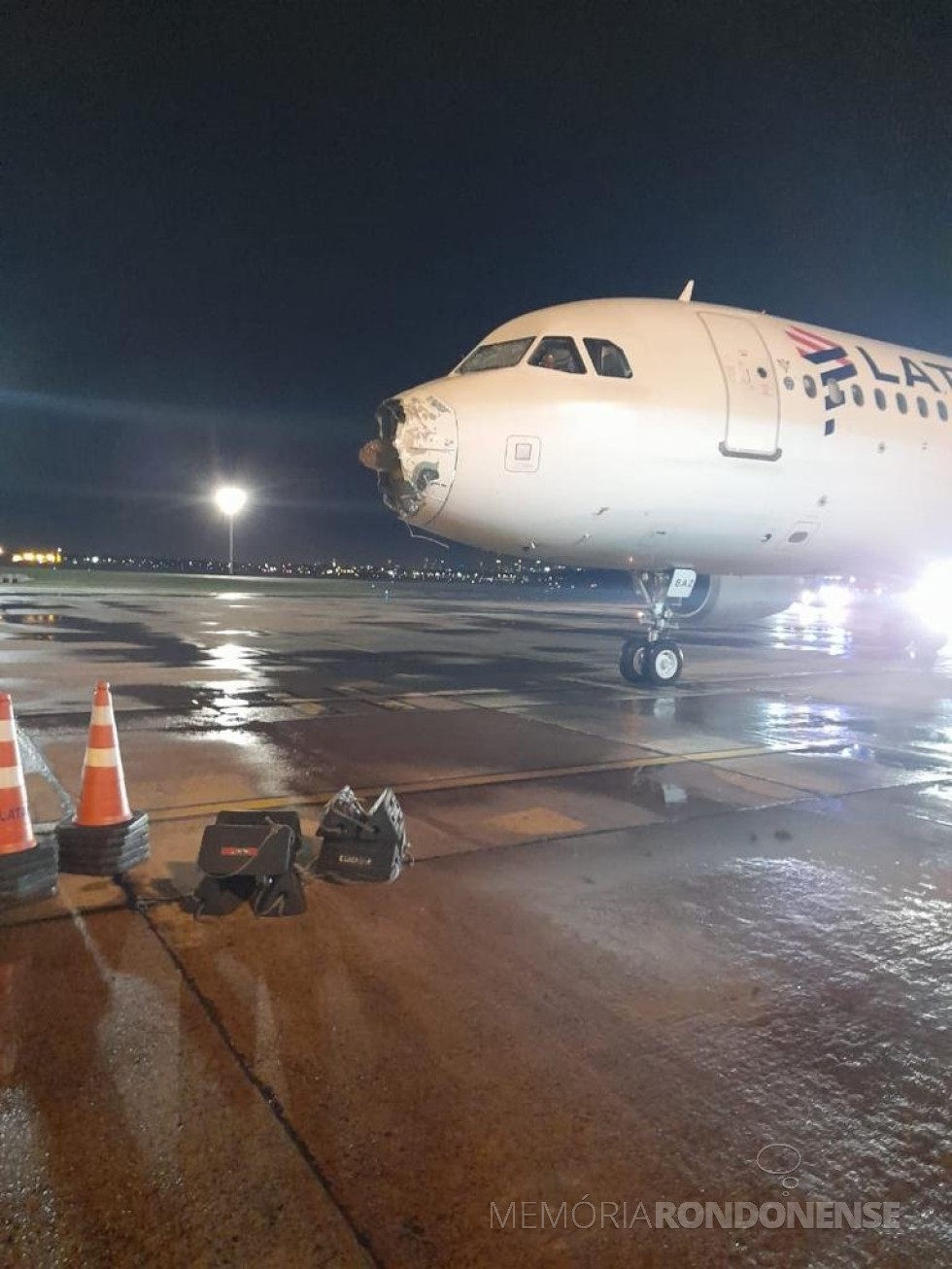 || Avião da Latam avariado no aeroporto de Luque, no Paraguai, em outubro de 2022.
Imagem: Acervo Projeto Memória Rondonense - FOTO 19 -