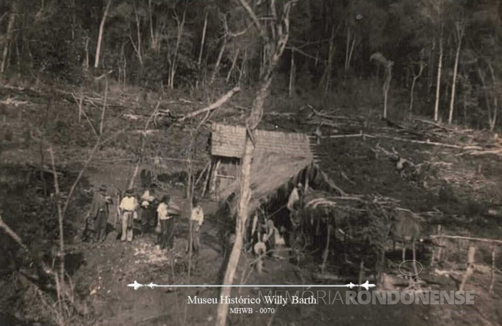 || Primeiro acampamento de Dez de Maio com o pessoal da segunda caravana em 1949. Rancho feito pelo pessoal da primeira caravana.
Imagem e legenda: Museu Histórico Willy Barth (Toledo - PR). Doador: Willibaldo Finkler, em 18/04/1985. - FOTO 5 -
