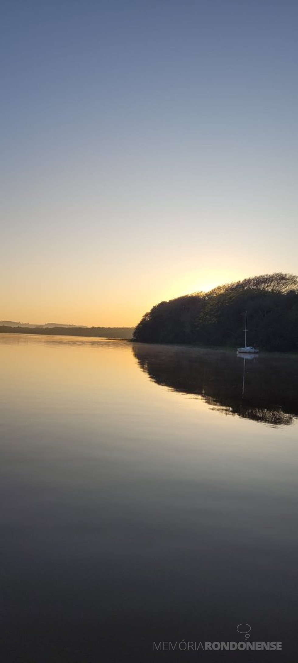 || Amanhecer junto ao Lago de Itaipu no distrito rondonense de Porto Mendes, em 25 de outubro de 2022
Foto clicada desde o Clube Náutico.
Imagem: Acervo e crédito da pioneira e professora rondonense aposentada Ilda Bet - FOTO 22 -