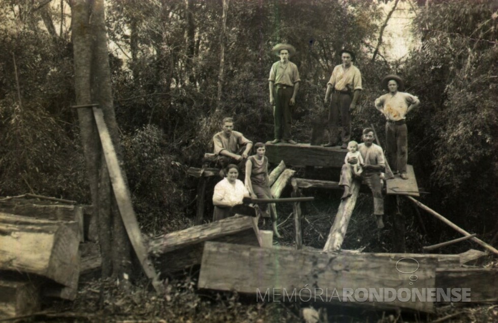 || Pioneiro Waldemar Janjar, à esquerda, sentado, de chapéu na mão, durante derrubada de mata no começo de Novo Sarandi, em 1954. Os demais não identificados. Imagem: Acervo Marize Regina Felizardo Cota - FOTO 8 -
