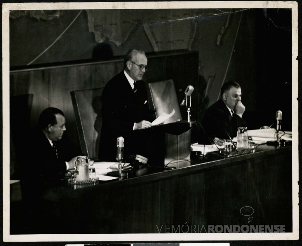 || Osvaldo Aranha presidindo a controversa Assembleia das Nações Unidas, em setembro de 1947, que criou o Estado de Israel.
Imagem: Acervo Arquivo Nacional. Fundo Correio da Manhã. BR_RJANRIO_PH_0_FOT_09105_111. - FOTO 6 -
A assembleia é considerada controversa visto que não observou corretamente os direitos dos palestinos. Por isso, a região permanece em situação conflituosa até agora (2022).