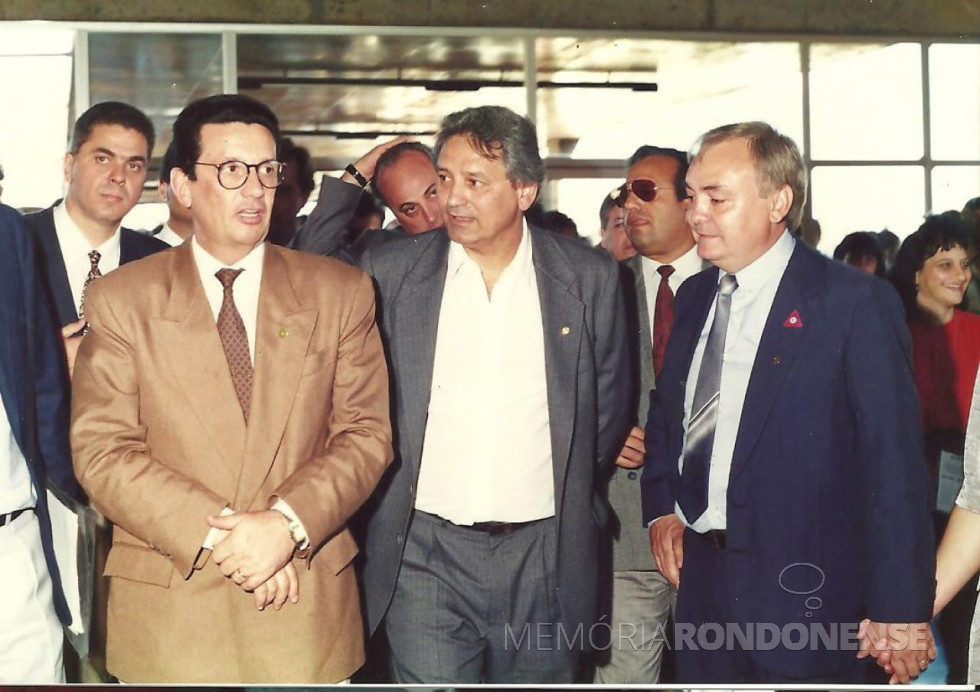 || Ministro Carlos Chiarelli (e) na companhia do deputado federal Werner Wanderer e do prefeito municipal de Medianeira, Elias Carrer, na inauguração  do UFTPR - campus de Medianeira.
Imagem: Acervo Revista Mosaicos (Foz do Iguaçu) - FOTO 8 - 