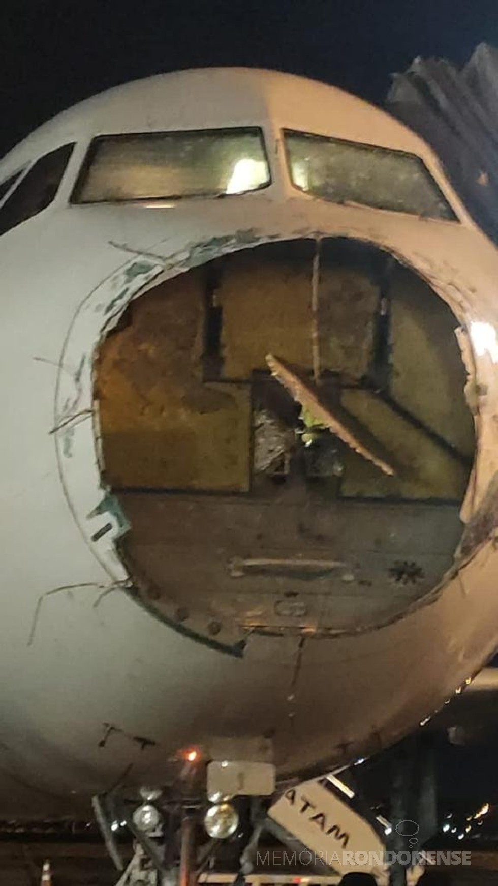 || Avião da empresa aérea Latam, no aeroporto de Luque, com o radome (bico) danificado durante tempestade, em outubro de 2022.
Imagem: Acervo Projeto Memória Rondonense - FOTO 20 - 
