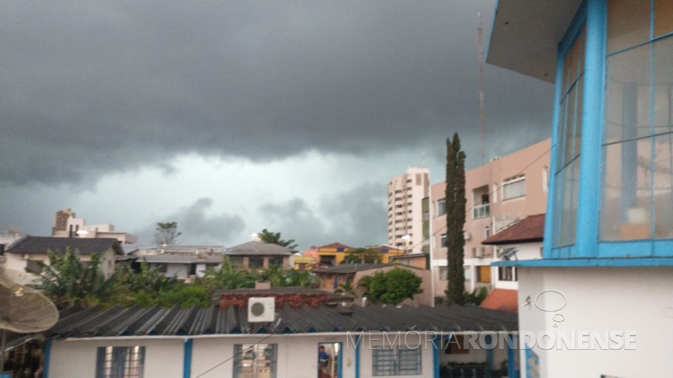 || Aproximação da chuva pelo setor Sul da cidade de Marechal Cândido Rondon, por volta das 09 horas, em 06 de outubro de 2022.
Imagem: Acervo e crédito do rondonense Gilson Scherer, clicada a partir de sua sala na sede administrativa do Serviço Autônomo de Água e Esgoto (SAAE) - FOTO 18 -