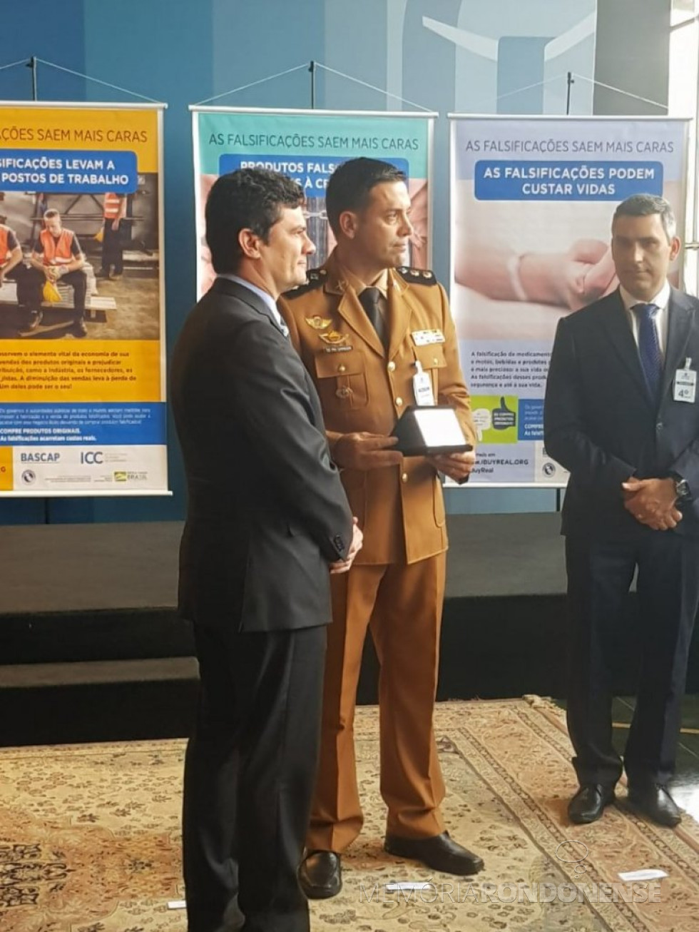 || Tenente-coronel Saulo de Tarso Sanson Silva, homenageado pelo Ministro da Justiça, Sérgio Moro (e), em dezembro de 2019.
Imagem: Acervo Palotina Press - FOTO 17 -