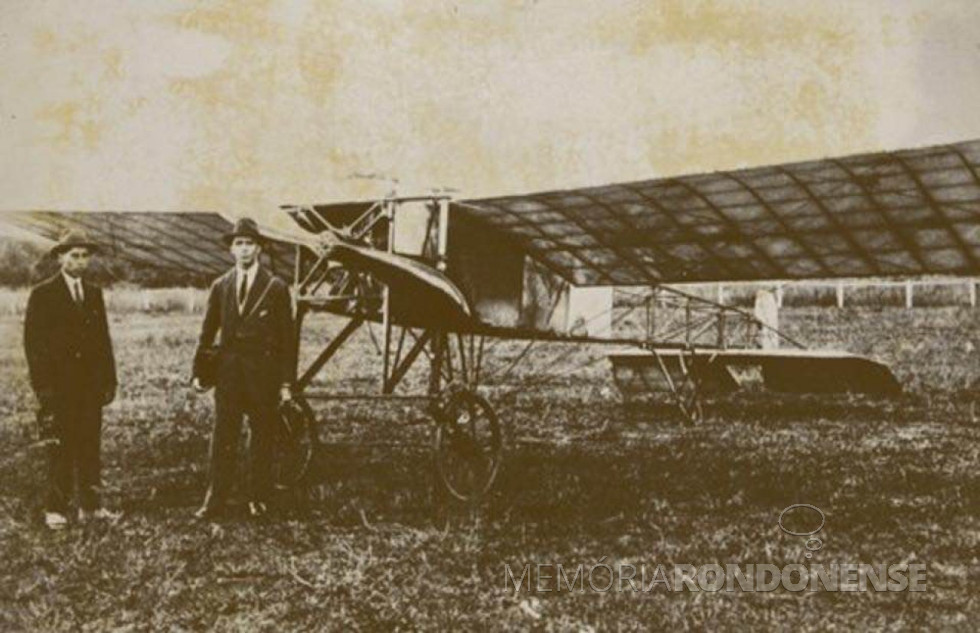 || Jornalistas à frente do avião 