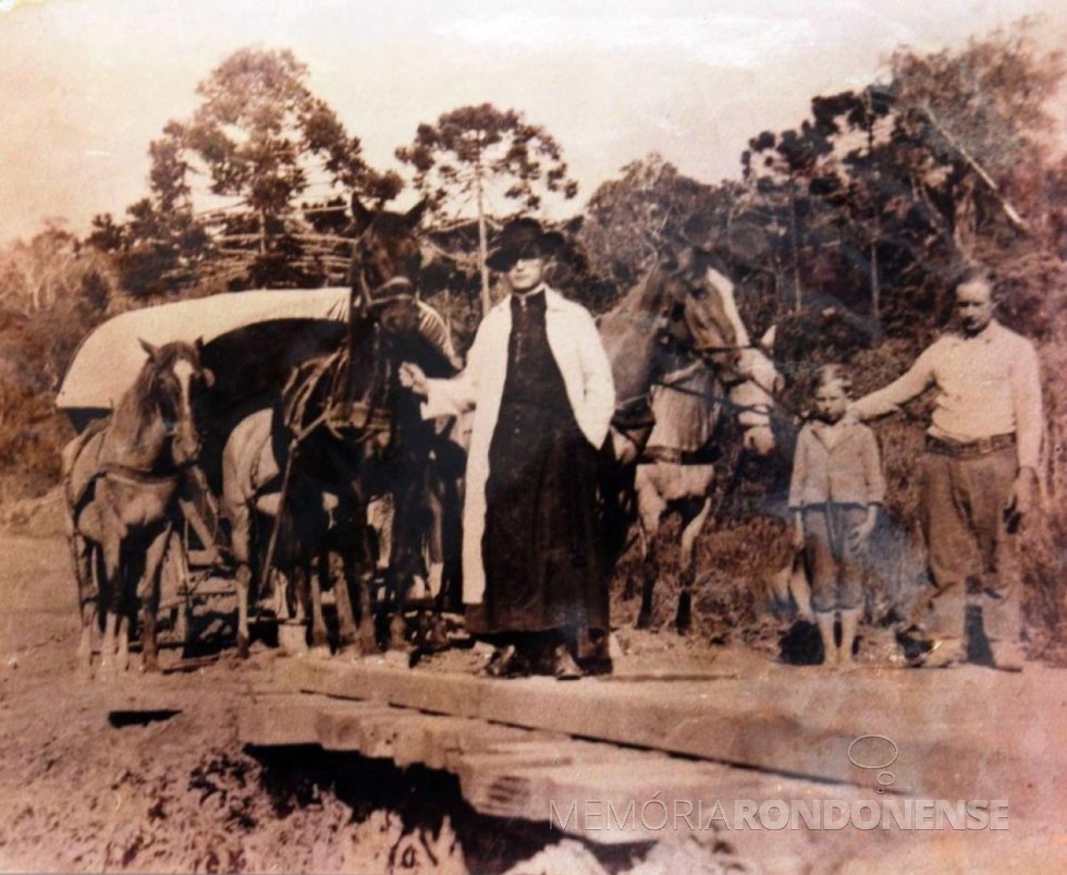 || Padre verbita Guilherme Maria Thiletzek partindo de Guarapuava a caminho de Foz do Iguaçu, em outubro de 1923.
Imagem: Acervo Projeto Memória Rondonense - FOTO 2 - 