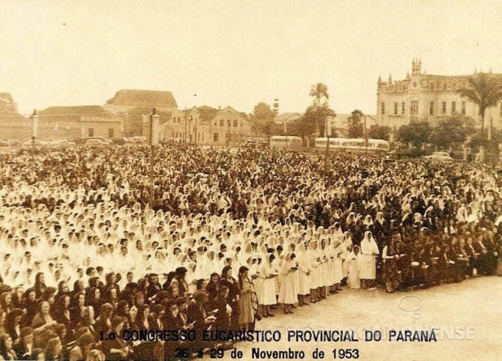 || Participantes na praça Rui Barbosa durante evento do 1º Congresso Eucarístico Provincial do Paraná, em novembro de 1953. 
Ao fundo, a Santa Casa de Miserecórdia (unidade hospital). 
Imagem: Acervo Paulo Roberto Grani - FOTO 4 - 