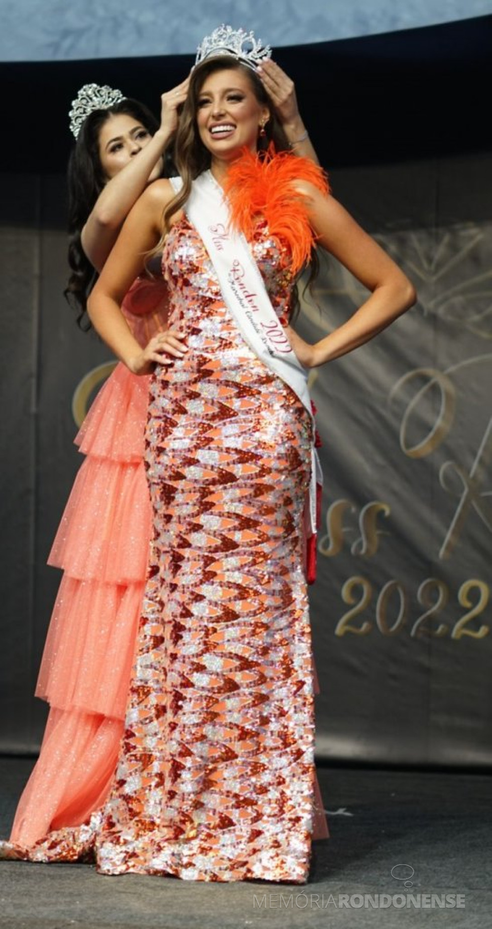 || Jéssica Krein recebendo a coroa de sua antecessora 2018, Camila Umeres de Oliveira, como Miss Marechal Cândido Rondon 2022.
Imagem: Acervo Imprensa PM-MCR - FOTO 35 -