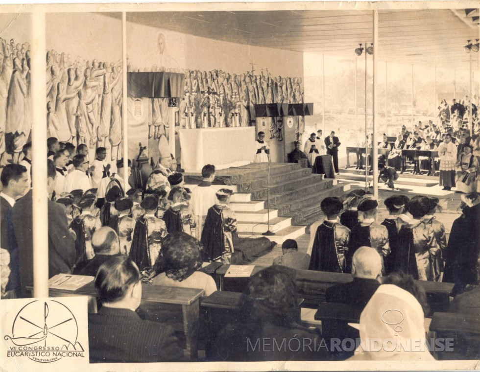 || Altar principal do VII Congresso Eucarístico Nacional instalado no hall do Palácio do Iguaçu, em Curitiba, em maio de 1960.
Imagem: Acervo Instituto Histórico e Geográfico do Paraná - FOTO 11 -