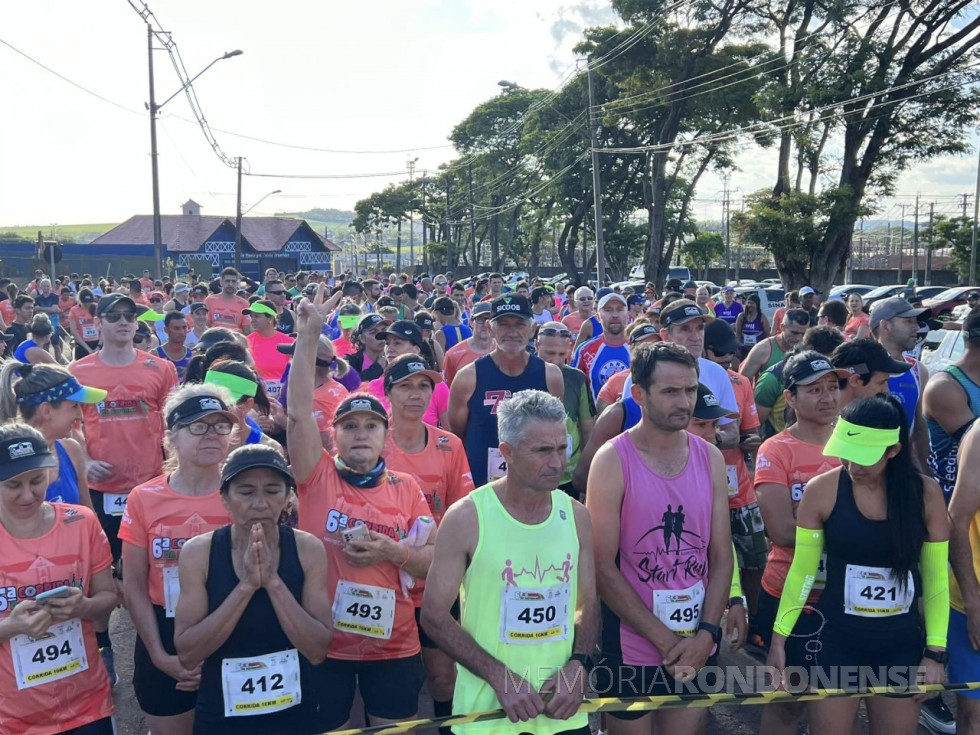 || Corredores esperando  na Rua Ceará, em frente ao Ginásio de Esportes Ney Braga,  a largada da Corrida da Reforma, em outubro de 2022.
Imagem: Acervo Imprensa PM-MCR - FOTO 18 -