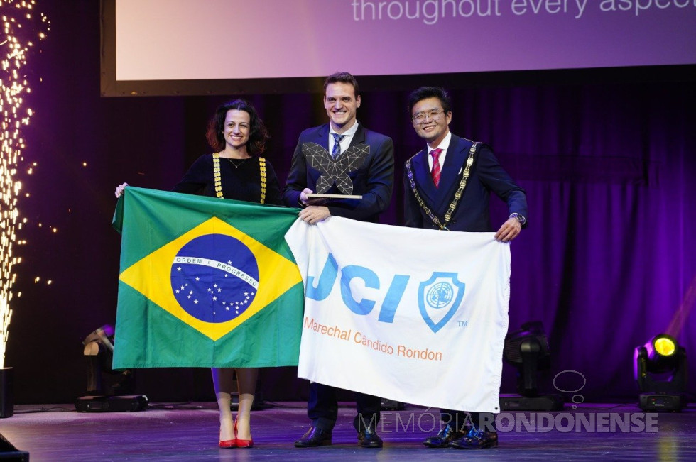 || Rondonense Luciano Lizzoni (c) junto com Luiza da Silva, presidente  da JCI Brasil 2019, 
 e Alexander Tio, Presidente Mundial 2019 da JCI, em Tallinn, Estônia, em começo de novembro de 2019.
Imagem: Acervo pessoal - FOTO 17 -