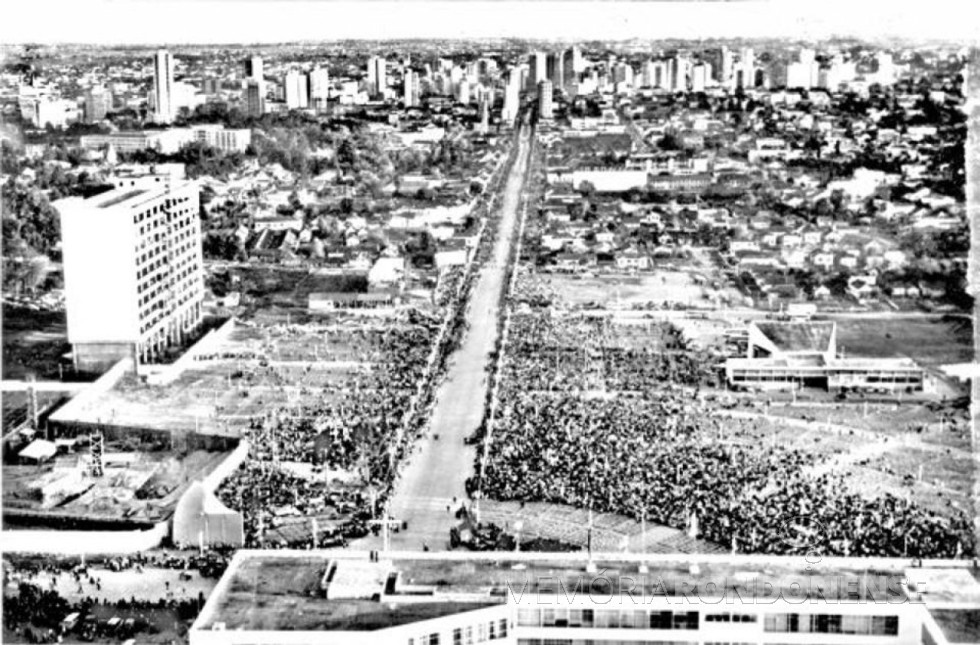 || Vista aérea do Centro Cívico por ocasião do Congresso Eucarístico Nacional, em maio de 1960.
Imagem: Acervo e legenda de João Carlos Amodio (Curitiba) - FOTO 7 - 