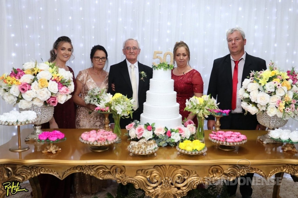 || Casal Eli e Quirino Schütz com as filhas Marlene e Zanete e o filho Marlos.
Imagem: Acervo da família - FOTO 27 -