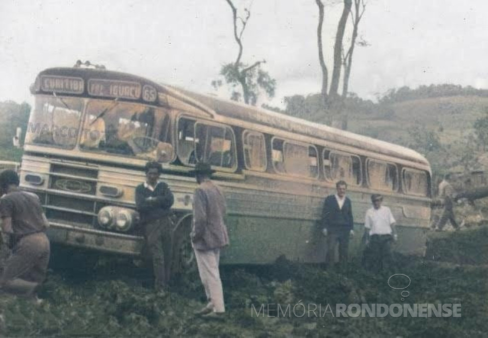 || Cena comum antes da inauguração da pavimentação asfáltica da BR 277: ônibus atolado atolado na estrada barrenta da rodovia federal. 
Imagem: Acervo Carloos Stiawoski (Curitiba)/ Antigamente em Curitiba/ Facebook - FOTO 14 -