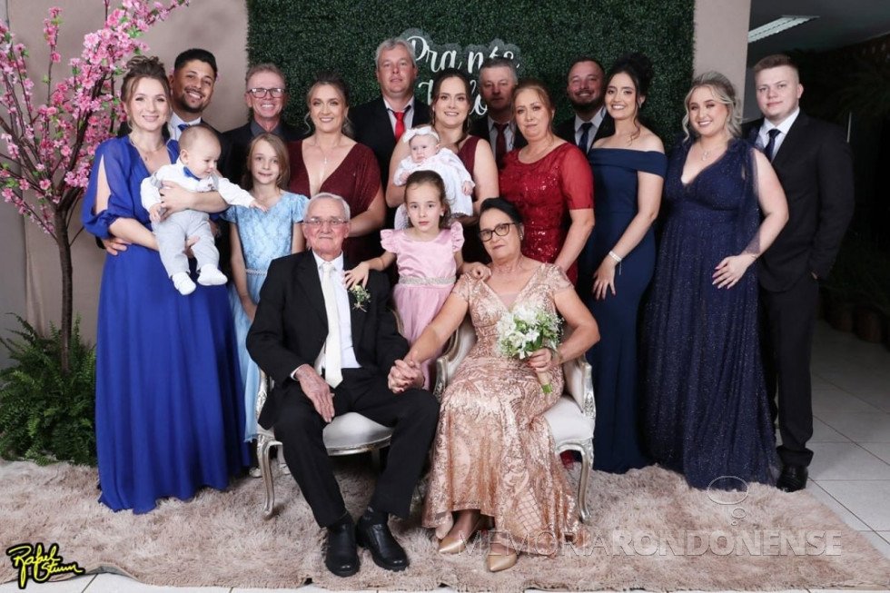 || Casal jubilar Eli e Quirino, da esquerda à direita, neta Mariza com o bisneto João Pedro e esposo Henrique. Genro Darcí, neta Mariana ,filha Marlene. Filho Marlos, nora Natania, netas Daniela e Manuela. Genro Jacó, filha Zanete . Neto Evandro e esposa Bruna. Neta Marieli e namorado Vantuir.
Legenda de Marlos  Schütz.
 Imagem: Acervo da família - FOTO 24 - 