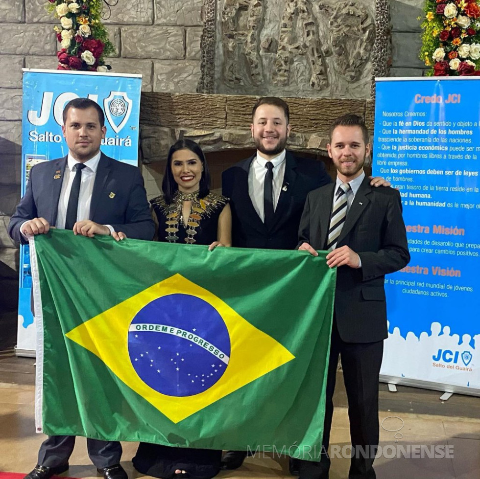 || Membros da JCI  Marechal Cândido Rondon (Mateus Eron Jope, Marcos Kessler Scariotto e Gustavo Borchert)  com a nova presidente da JCI Salto del Guairá, Susana Boguera Cárdenas, em novembro de  2022.
Imagem: Acervo Mateus Egon Jope - FOTO 16 - 