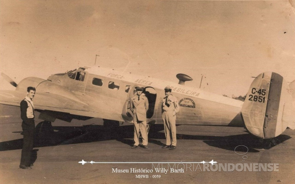 || Primeiro pouso de um avião do Correio Aéreo Nacional (CAN), no aeroporto da cidade de Toledo, em novembro de 1953. Da esquerda à direita: Carlos Chelis (funcionário da Prefeitura Municipal de Toledo), capitão-aviador Darci Berberger e o comandante Olavo José Araújo. Imagem: Acervo Museu Histórico Willy Barth de Toledo. Obs: Anotações no verso. Foto Clivati.
Doador: Carlos Chelis, em 03/09/1984. Acervo e legenda (em parte) do Museu Histórico Willy Barth - FOTO 4 -