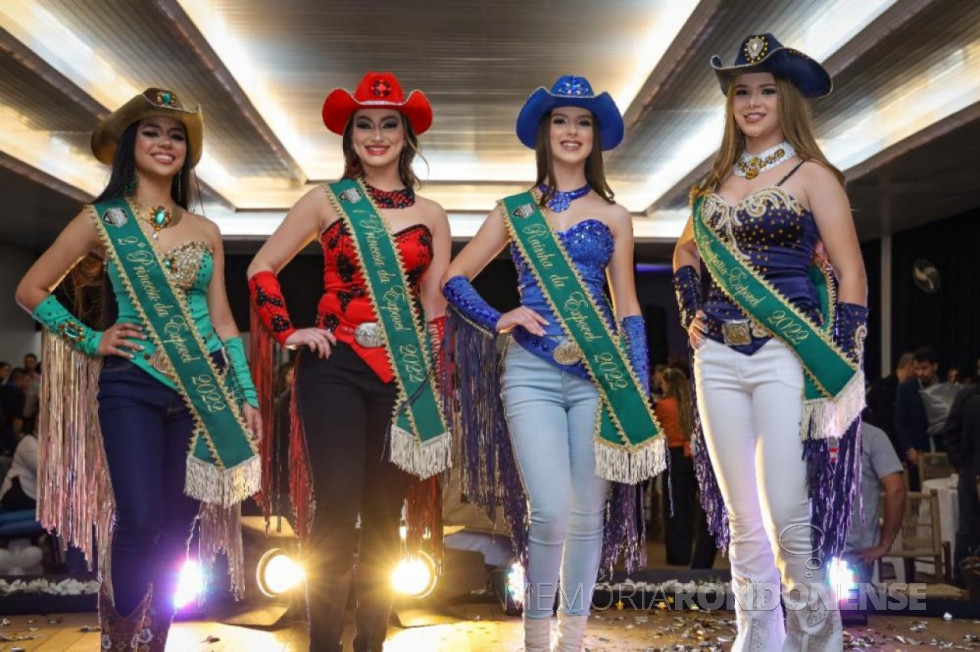 || Soberanas da 41ª Expovel que aconteceu em novembro de 2022.
Da esquerda à direita: Maria Eduardo Becker, 1ª princesa; Matília Pedralli, rainha; Alícia Oliveira Paim, 2ª princesa; e Taís Emmanuela da Silva, Garota Simpatia.
Imagem: Acervo jornal Preto no Branco (Cascavel) - FOTO 24 -