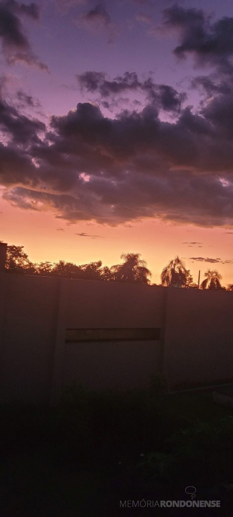 || Entardecer no interior de Marechal Cândido Rondon em 28 de novembro de 2022.
Imagem: Acervo e crédito da pioneira rondonense e professora aposentada de Educação Especial, Ilda Bet - FOTO  24 -