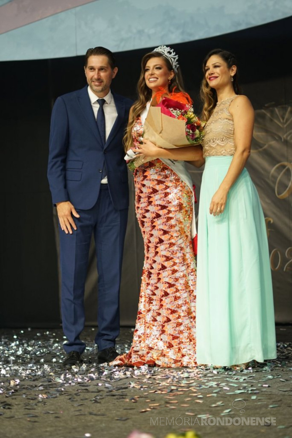 || Prefeito municipal de Marechal Cândido Rondon, Marcio Andrei Rauber, e 1ª dama, Josiane Laborde Rauber, com a Miss Marechal Cândido Rondon 2022, Jéssia Krein.
Imagem: Acervo Imprensa PM-MCR - FOTO 38 -