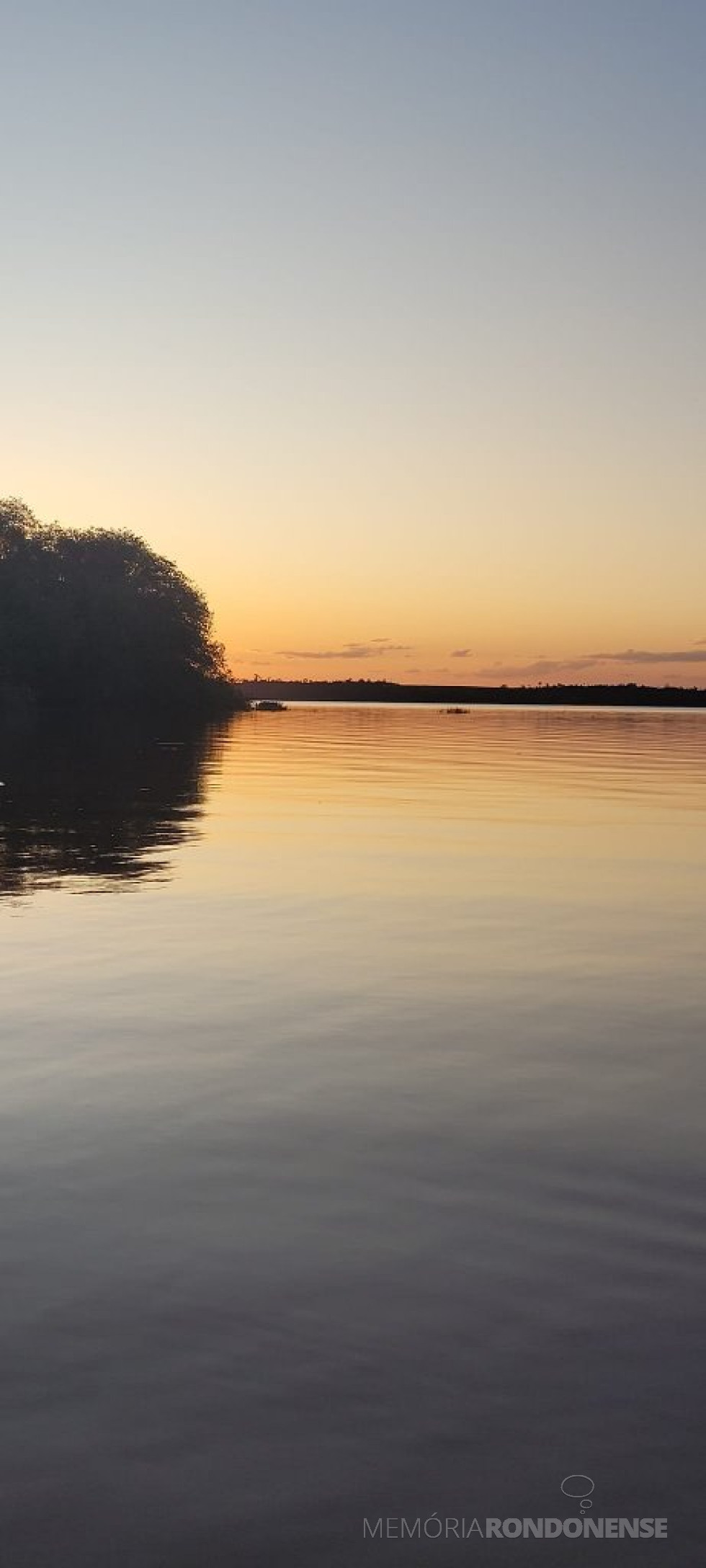 || Final de tarde de domingo, dia 06 de novembro de 2022, no distrito rondonense de Porto Mendes, em imgame feita desde a Clube Náutico.
Imagem e crédito da pioneira rondonense Ilda Bet. - FOTO 19 -