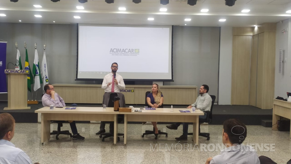 || Promotor público Caio Marcelo Santana Die Rienzo durante a sua exposição na reunião quinzenal da diretoria da Acimacar, em novembro de 2022, ladeado por Paulo Grenzel (e), Carla Rieger, presidente da Acimacar e arquiteto e urbanista rondonense Ricardo Leites de Oliveira.
Imagem: Acervo da entidade- FOTO 23 -