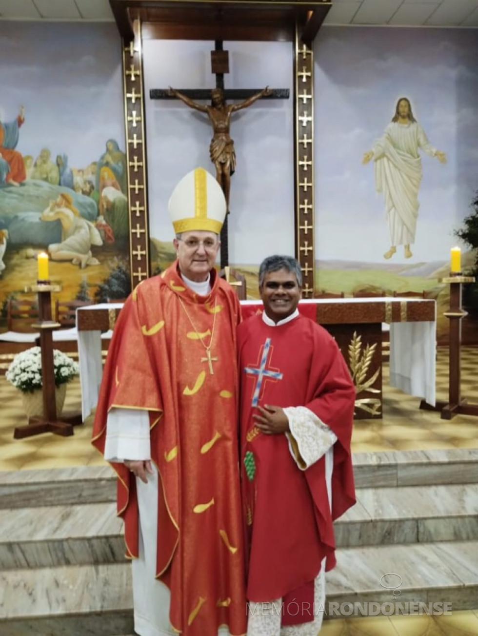 || Arcebispo emérito D. Anuar Battisti junto com  o missionário verbita Raju Devarakonda, paróco da Paróquia Nossa Senhora Aparecida, de Mercedes, após  ministração de Crisma, em outubro de 2022.
Imagem: Acervo pessoal - FOTO 17 -