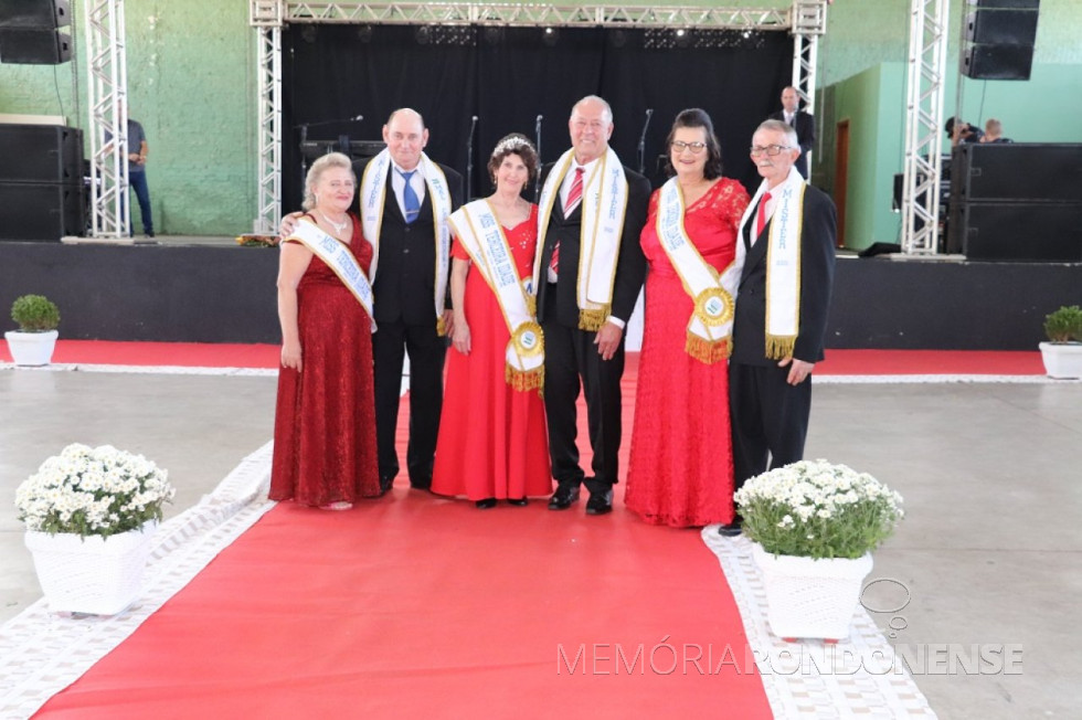 || Lia Sybilla e Alfredo Neumann, Miss e Mister 3ª Idade 2022 de Marechal Cândido Rondon; em 2º lugar o casal Lúcia e José Pedro Schmitt (d); e em 3º lugar , o casal Roseli e Ilói Appel (e).
Imagem: Acervo Imprensa PM-MCR - FOTO - 40 -