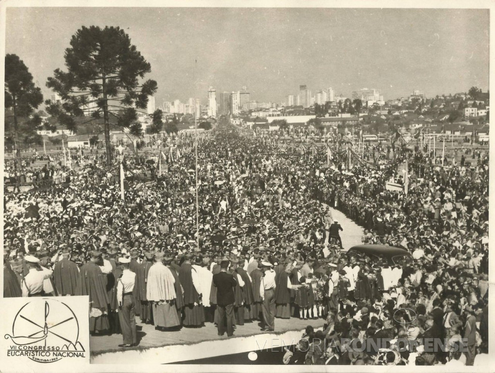 || Congresso Eucarístico Nacional, realizado em Curitiba, Maio de 1960, sob o tema: Eucaristia, Luz e Vida do Mundo. Vista da Cândido de Abreu a partir do Palácio Iguaçu. Centro da cidade ao fundo.
Imagem: Acervo e legenda de Luiz Antônio Negrão (Curitiba) - FOTO 10 - 