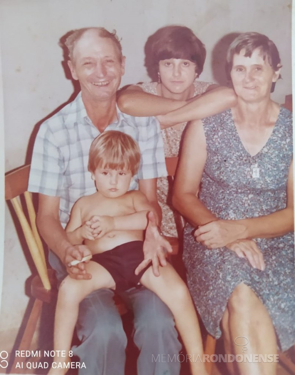 || Pioneiro rondonense Januário Trento, falecido em novembro de 1993, em campanhia da esposa Emma (nascida Fávero) e do  neto Charles, filho do casal Marili (nascida Schmidt) e Mersi Trento; e  da filha Jacir.
Imagem: Acervo da família - FOTO 16 -