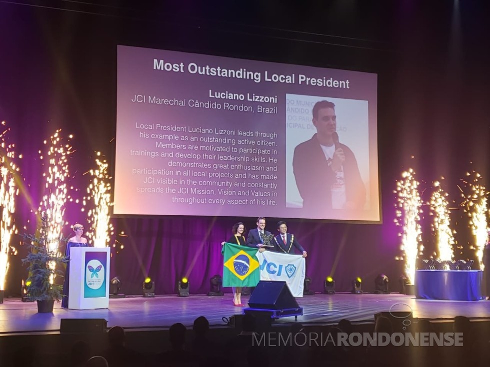 || Rondonense Luciano Lizzoni ovacionado na Estônia, ao ser eleito como Melhor Presidente de Capítulo JCI do Mundo, em novembro de 2019.
Imagem: Acervo pessoal - FOTO 18 - 