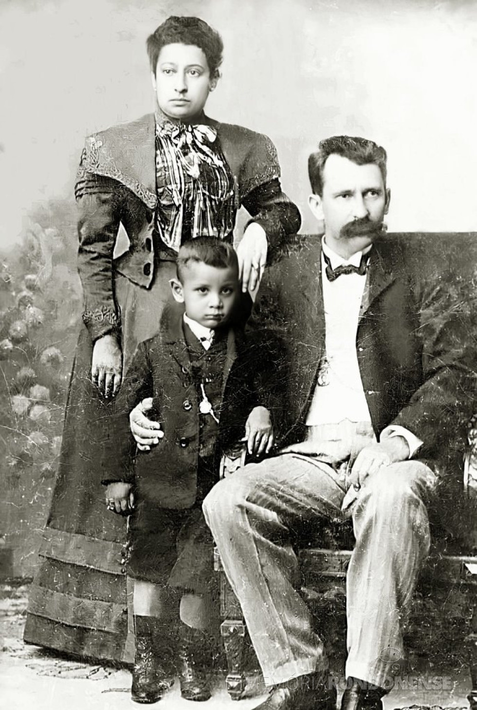 || Professora Júlia Wanderley e família, Frederico Petrich (esposo) Júlio (filho adotivo) em foto de 1905.
Imagem: Acervo do Instituto Histórico e Geográfico do Paraná (HGPR) - FOTO 4 -