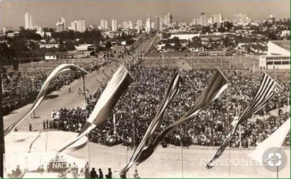 || Participantes ocupam toda a área frontal ao Palácio do Governo do Estado, na época ainda um descampado para as obras que seriam feitas posteriormente, durante o Congresso Eucarístico Naciopnal.
Imagem: Acervo e legenda de Carlos Stiawoski - FOTO 9 -