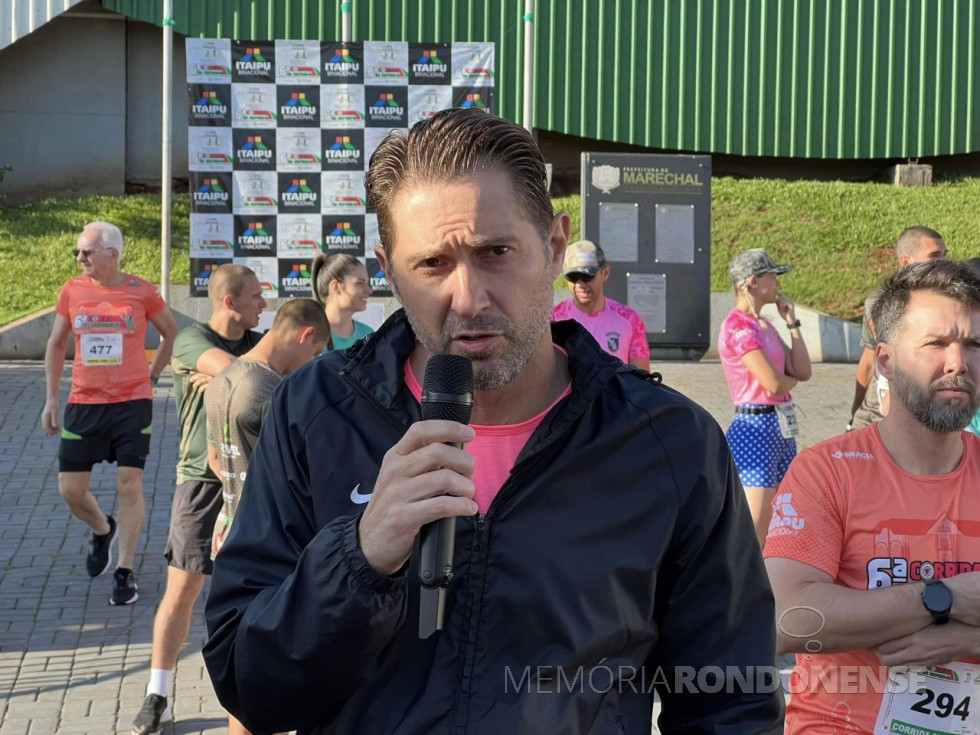 || Marcio Andrei Rauber, prefeito municipal de Marechal Cândido Rondon, anunciando a largada da 6ª Corrida da Reforma, em novembro de 2022. Ao fundo, Diogo Schneider, secretário municipal de Esporte e Lazer.
Imagem: Acervo Imprensa PM-MCR - 16 - 