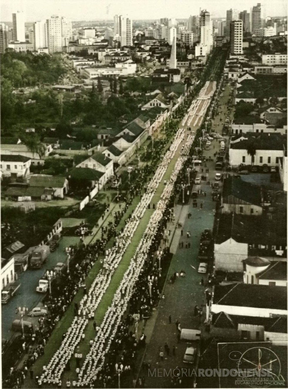 || Procissão pela Avenida Cândido de Abreu, sentido Centro - Palácio Iguaçu, durante o VII Congresso Eucarístico Nacional.
Imagem: Acervo de Patrick François Jarwoski ( Curitiba) - FOTO 8 - 