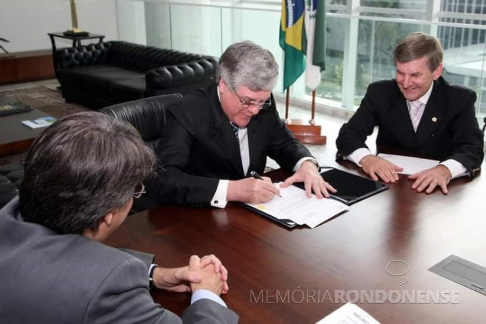 || Desembargador Miguel Kfouri Neto, presidente do Tribunal de Justiça do Paraná, na condição de governador em exercício assinava a lei que criou a Vara dos Juizados Especiais na Comarca de Marechal Cândido Rondon, em outubro de 2012, ladeado pelo deputado estadual Elio Lino Rusch (d).
Imagem: Acervo do citado parlamentar - FOTO 9 -