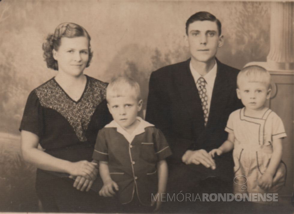 || Casal Selita e Bruno Altmann com os filhos Harraldo e Udo, que chegou de mudança em Marechal Cândido Rondon em começo de julho de 1958.
Imagem: Acervo Harraldo Altmann - FOTO 10 - 