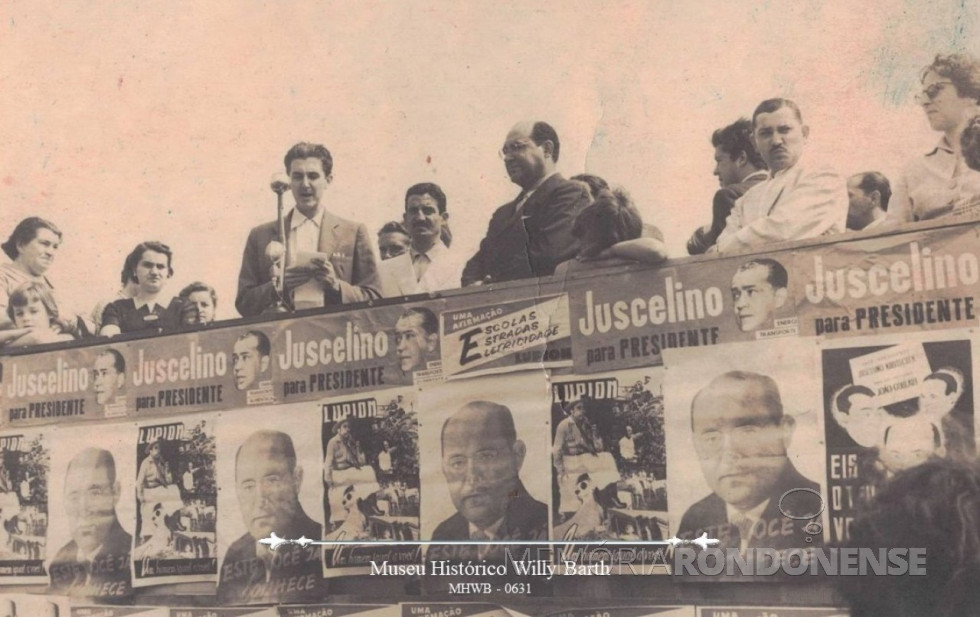 || Comício na praça do candidato à Governador Moisés Lupion, na cidade de Toledo, em final de agosto de 1955.
No palanque: discursando Egon Pudell, ao lado, Moisés Lupion. No canto direito, Dna. Diva Paim Barth.
Doador: Alzira Diel, em 24/07/1985.
Imagem: Acervo e legenda: Museu Histórico Willy Barth/Facebook - FOTO 3 -