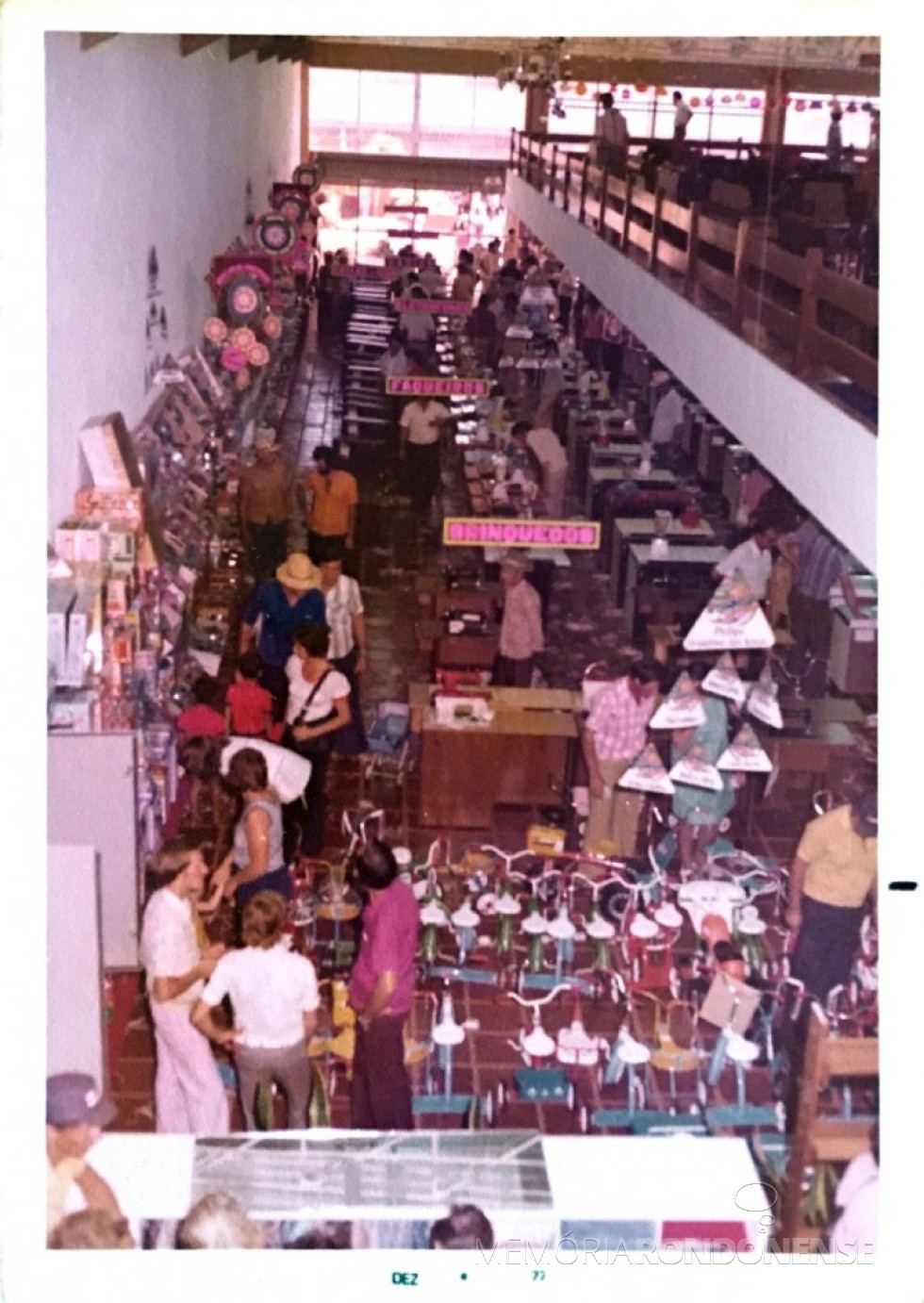 || Populares no interior da filial das Lojas Renascença após a solenidade de inaguração, em dezembro de 1977.
Imagem: Acervo Família Pequito - FOTO 13 - 