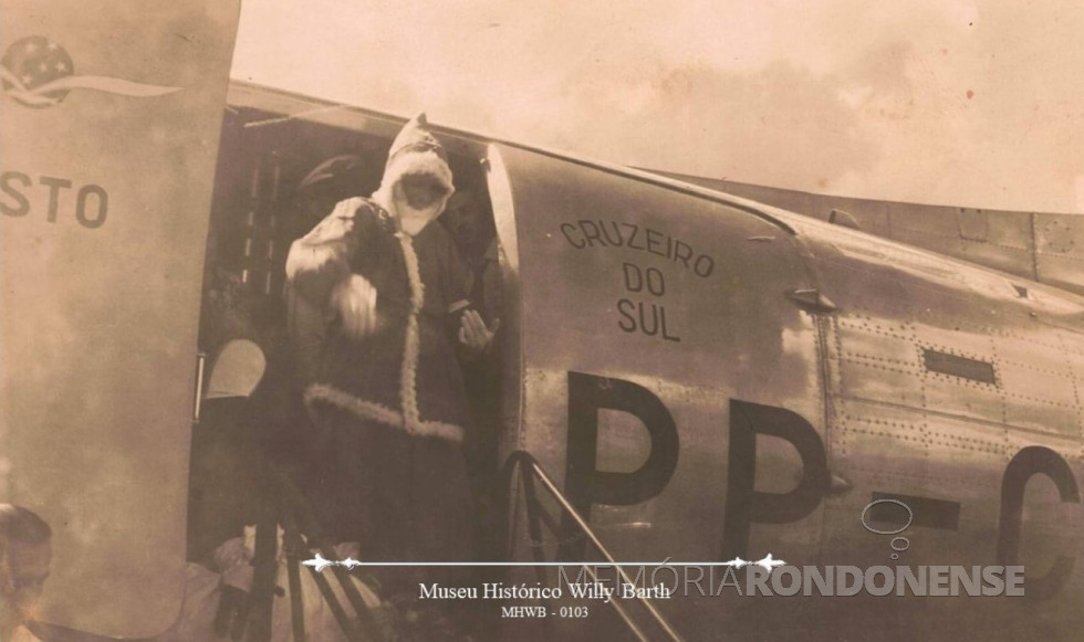 || Desembarque do Papai Noel (Alcides Donin) no aeroporto de Toledo, em dezembro de 1955.
Imagem: Acervo Museu Histórico Willy Barth (Toledo-PR). Doador: Lusilda Chelis, em 25/06/1985 - FOTO 9 -